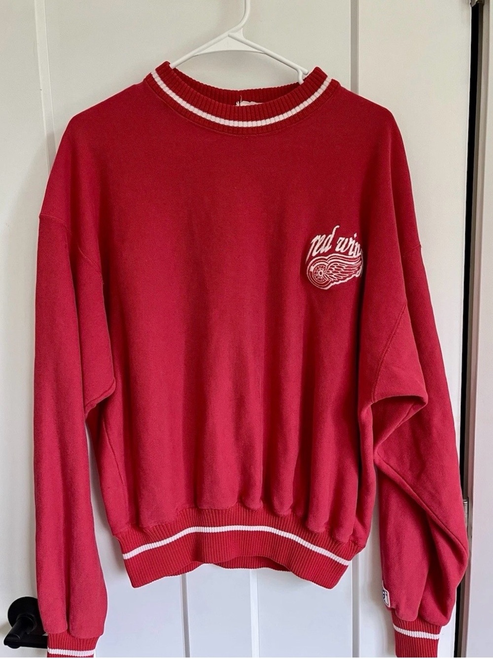 90s vintage Detroit Red Wings Men's Embroidered Logo Red Crewneck Sweatshirt XL